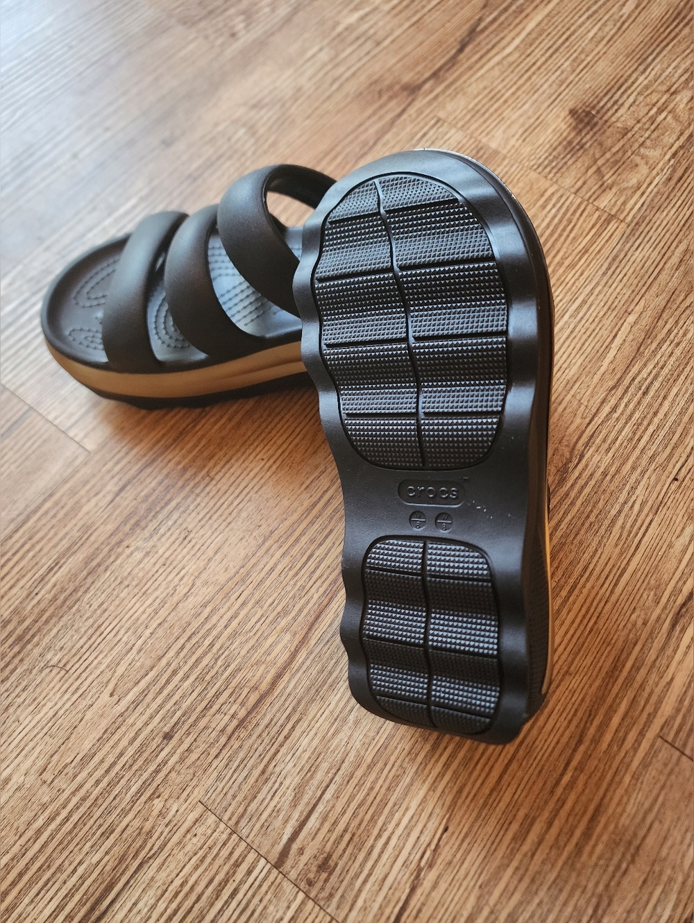 Size 8 Crocs Women’s Black and Gold Platform Slide Sandals - Picture 7 of 8